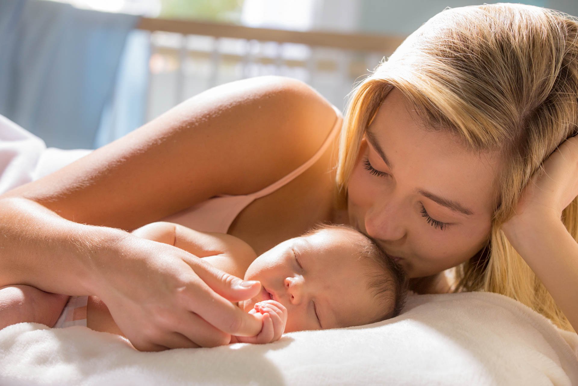 Mamá  besando a su bebé en la cabeza