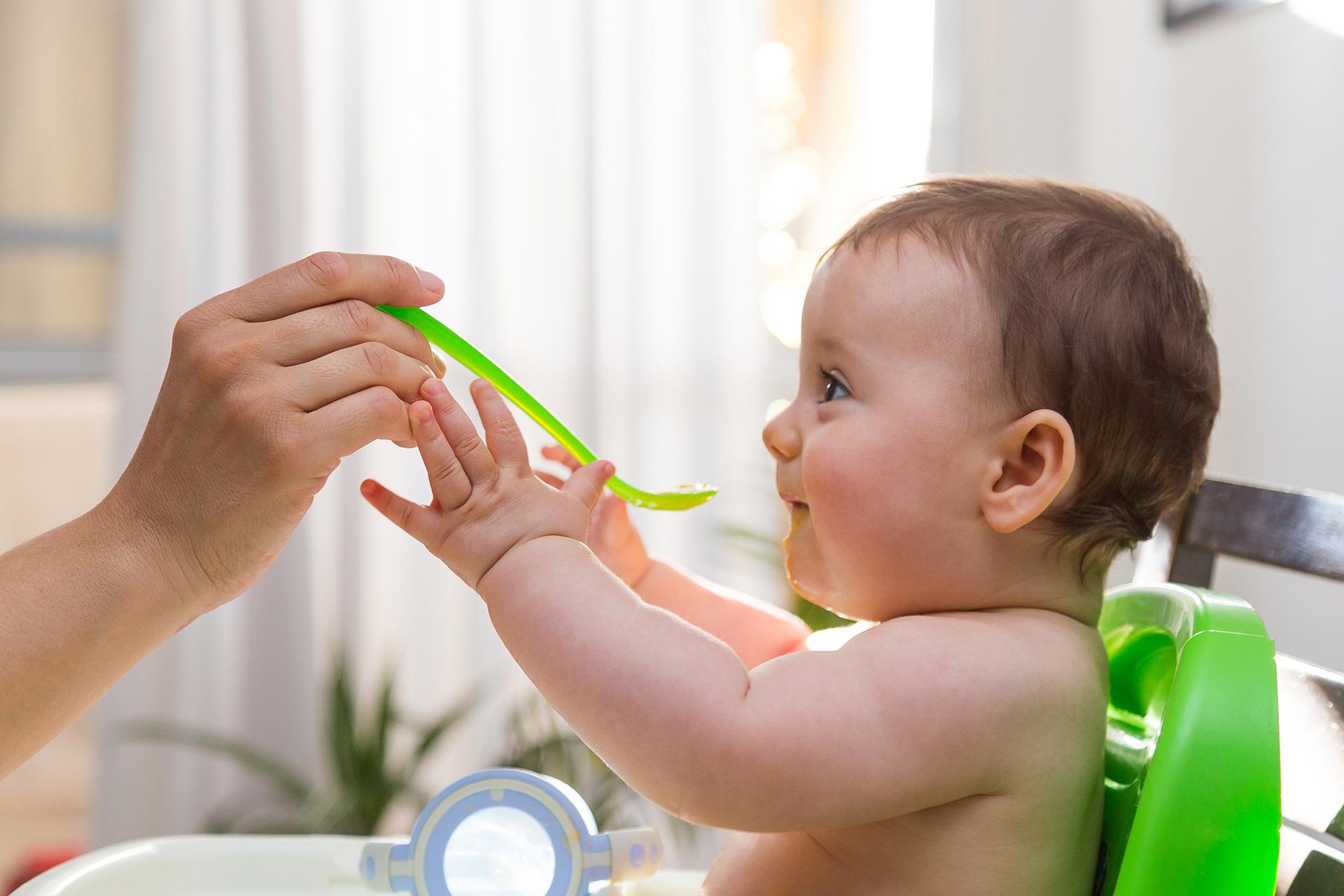 Mamá dándole comida a su bebé