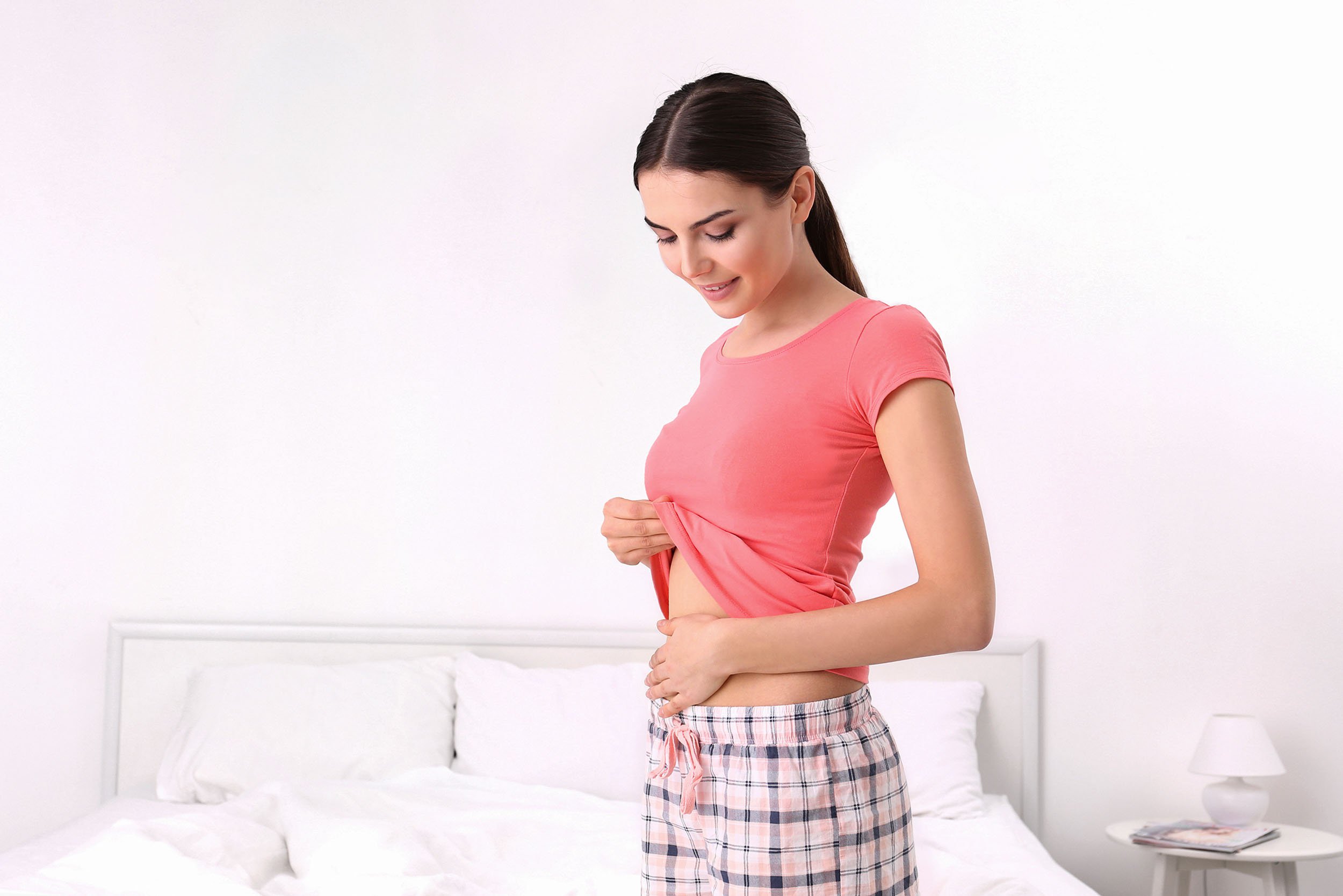 Mujer tocando su abdomen